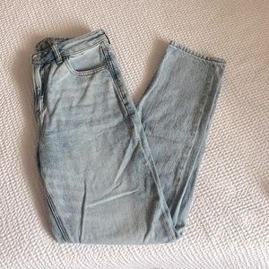 American Eagle Mom Jeans. Size: 4 Regular